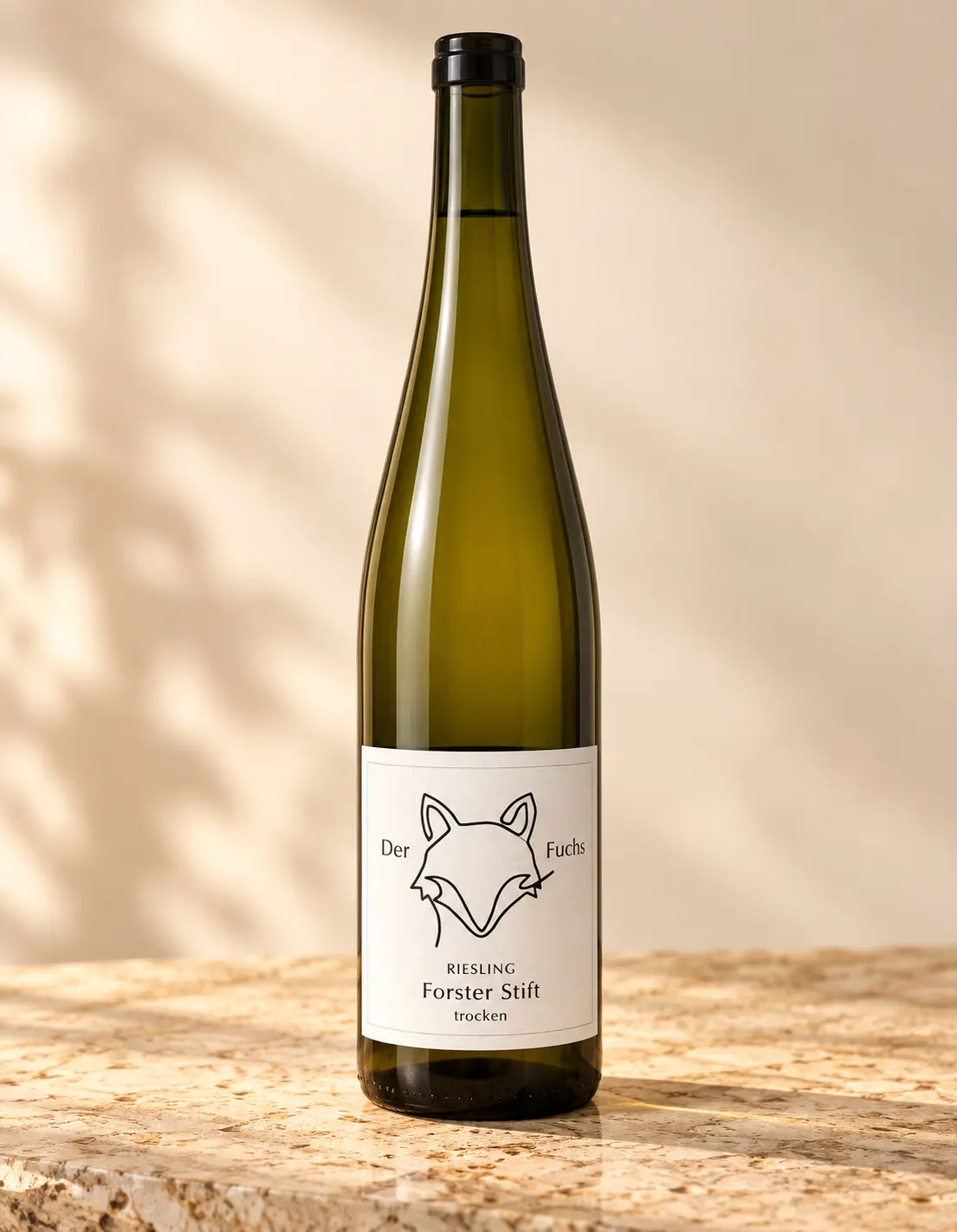 Inszeniertes Produktbild der Der Fuchs Rieslingflasche